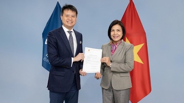 Ambassador Le Thi Tuyet Mai, Permanent Representative of Vietnam in Geneva hands over Vietnam’s signed treaty document to WIPO Director General Daren Tang (Photo: WIPO)