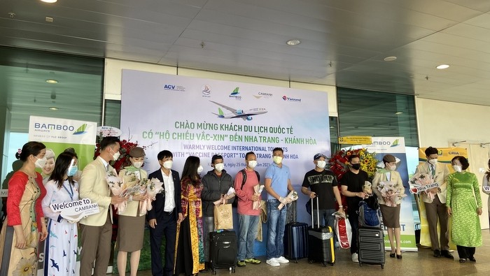 The first international tourists with vaccine passports are welcomed in Khanh Hoa province. (Photo: Tien Phat)
