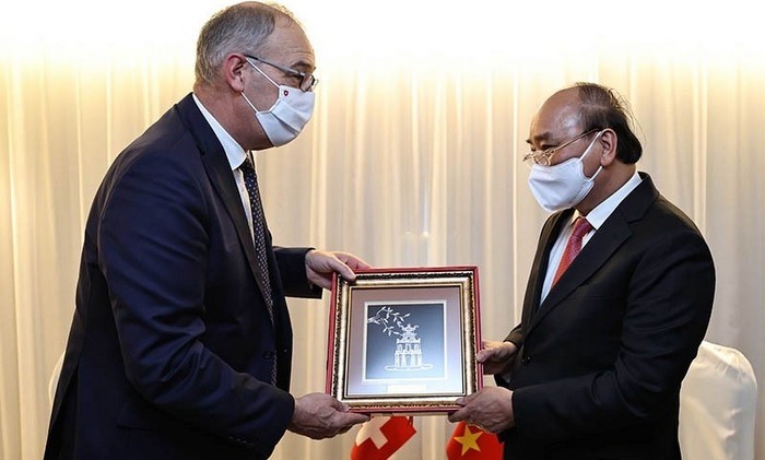 President Nguyen Xuan Phuc (right) receives his Swiss counterpart Guy Parmelin in New York, the US, in September 2021. (Photo: VNA)