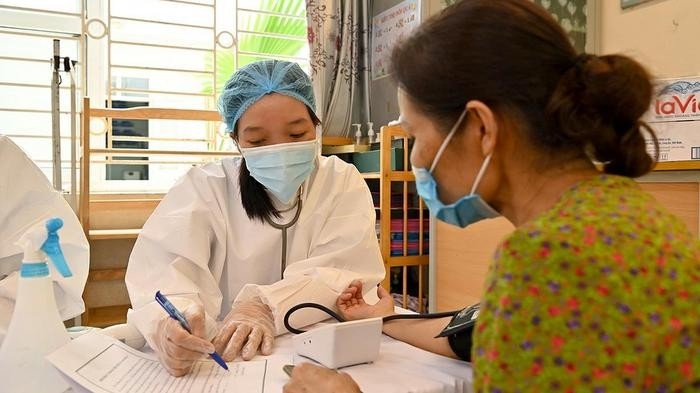 The pre-inoculation screening for people in Gia Thuy ward, Long Bien district, Hanoi. (Photo: NDO)