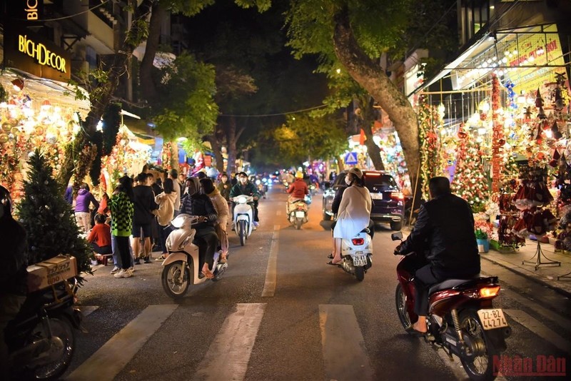 Hang Ma Street is a famous street in Hanoi that sells decorations every holiday and Tet. Only at the end of November, the bustling atmosphere has returned to this street. People come to the street and choose to buy decorative items that they like.