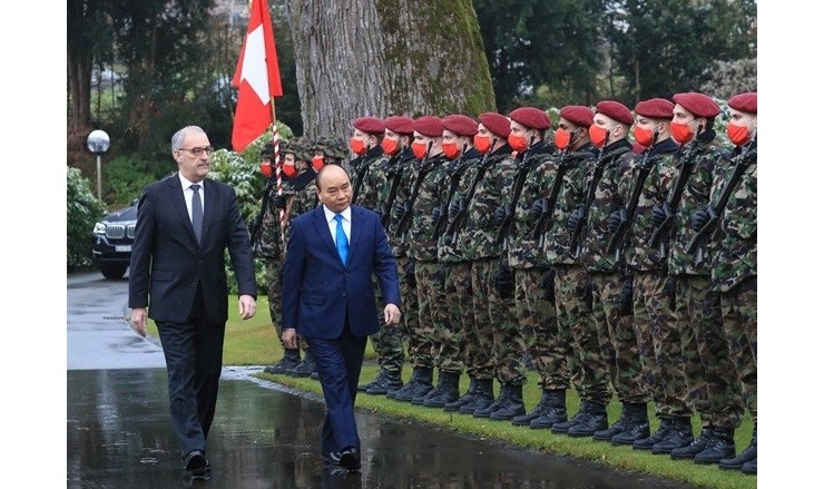 Swiss President Guy Parmelin (L) and his Vietnamese counterpart Nguyen Xuan Phuc review the guard of honour at the welcome ceremony for the Vietnamese leader in Bern city on November 26 morning. (Photo: VNA)