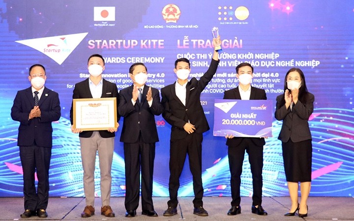 The organising board awarded prizes to the group of authors who won the first prize (Photo: Chi Tam)