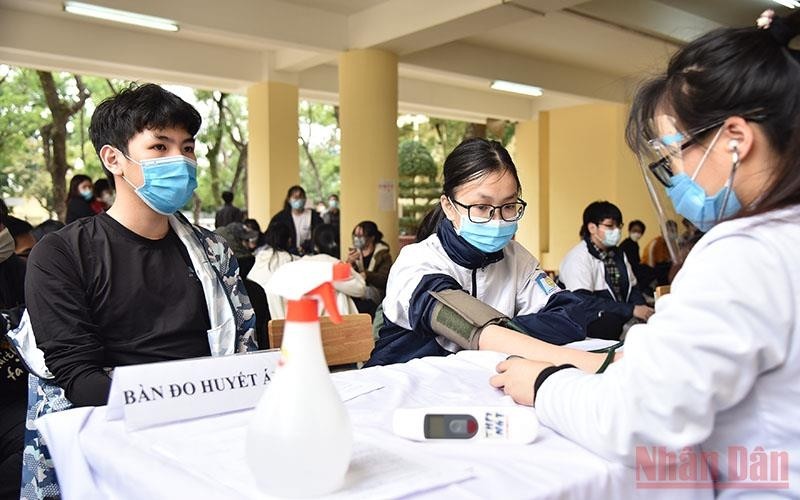 Health screening for students before vaccination. (Photo: MINH DUY)