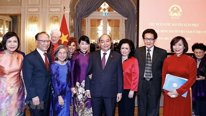 President Nguyen Xuan Phuc and Vietnamese representatives in Switzerland (Photo: VNA)