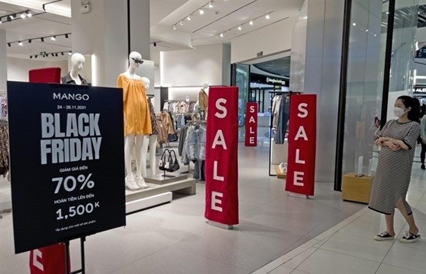 An international fashion brand offers discounts up to 70 percent on Black Friday. (Photo: VNA)