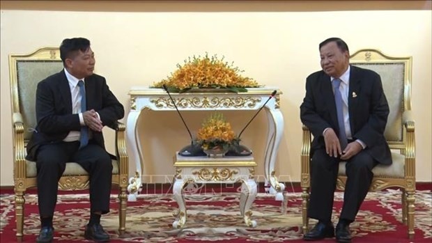 Vietnamese Ambassador to Cambodia Nguyen Huy Tang (L) and President of the Senate Samdech Vibol Sena Phekdei Say Chhum. (Photo: VNA)