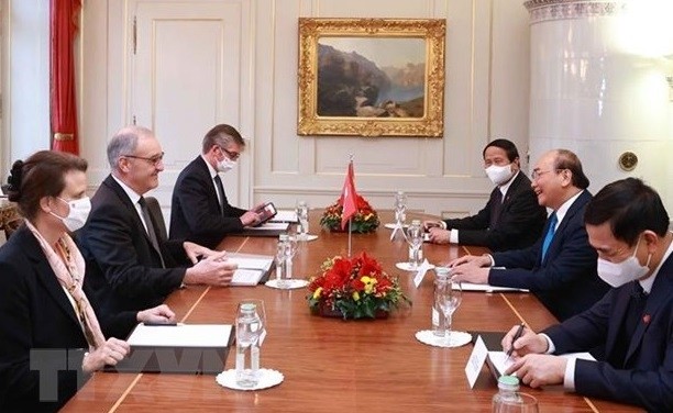 President Nguyen Xuan Phuc (right, centre) and his Swiss counterpart Guy Parmelin (left, centre) at the talks in Bern city on November 26. (Photo: VNA)