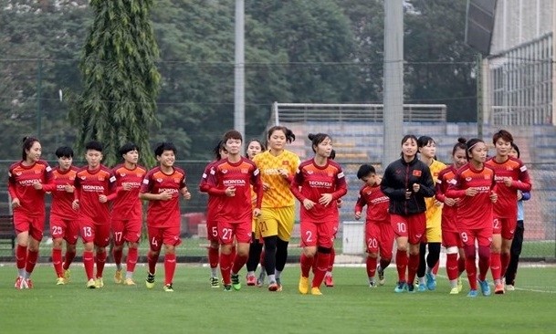 Female footballers in a training session (Photo: VFF)