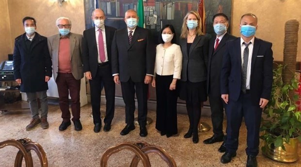 Vietnamese Ambassador to Italy Nguyen Thi Bich Hue (fourth, left) has paid a working visit to the Veneto region to promote economic and trade cooperation between the two sides. (Photo: VNA)