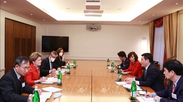 At the working session between Vietnamese Minister of Industry and Trade Nguyen Hong Dien and Swiss State Secretary for Economic Affairs Marie-Gabrielle Ineichen-Fleisch. (Photo: VNA)