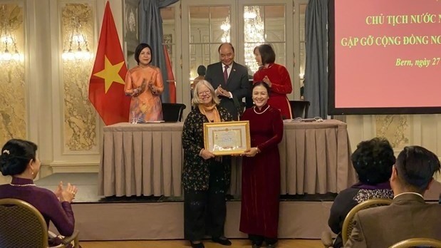 VUFO President Nguyen Phuong Nga presents the insignia to SVFA Chairwoman Anjuska Weil (L). (Photo: VNA)