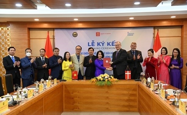 The signing ceremony of the project agreement in Hanoi on November 26. (Photo: General Statistics Office)
