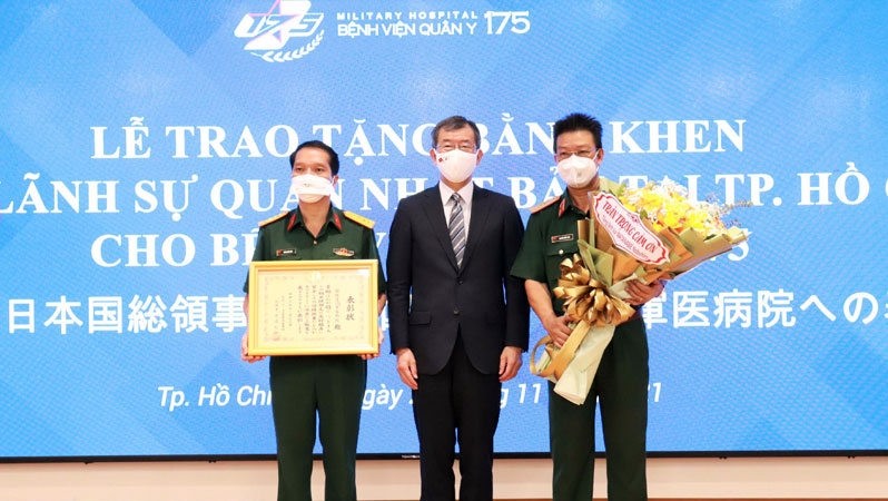 Representative of the Consulate General of Japan in Ho Chi Minh City presented the Certificate of Merit to Military Hospital 175. (Photo provided by the hospital)