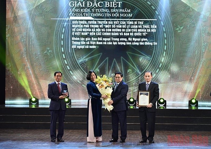 Prime Minister Pham Minh Chinh (third from left) presents the grand prize to leaders of the Party Central Committee’s Commission for External Relations, the Ministry of Foreign Affairs, and the Vietnam News Agency. (Photo: NDO/Tran Hai)