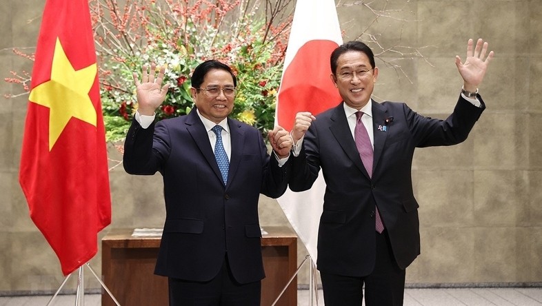 Prime Minister Pham Minh Chinh (L) meets his Japanese counterpart Kishida Fumio (Photo: VNA)