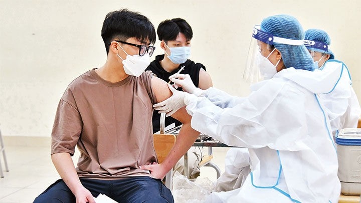 Students are vaccinated against COVID-19 in Hanoi. (Photo: My Ha)