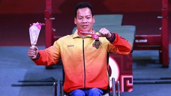 Within only three months, Vietnamese powerlifter Le Van Cong has earned two silver medals at international competitions, the Paralympic Games and the World Championships.