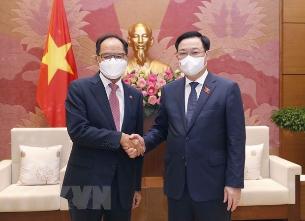 Chairman of the National Assembly Vuong Dinh Hue (right) and RoK Ambassador Park Noh-wan (Photo: VNA)
