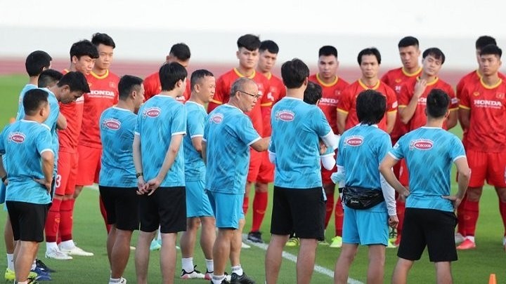 Vietnam head coach Park Hang-seo and his players during a training session. (Photo: VFF)