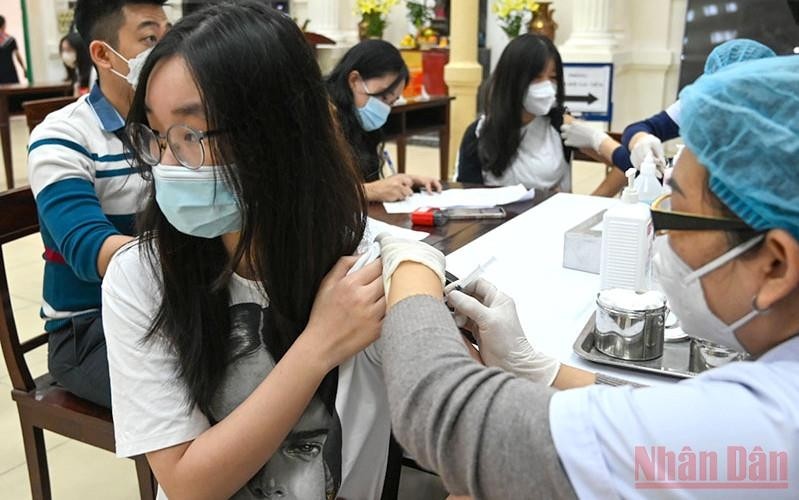 Vaccination against COVID-19 for students in Hoan Kiem district, Hanoi. (Photo: DUY LINH)