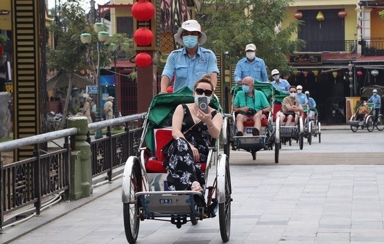 Foreign tourists visit Hoi An ancient city in Quang Nam province.(Photo: VNA)