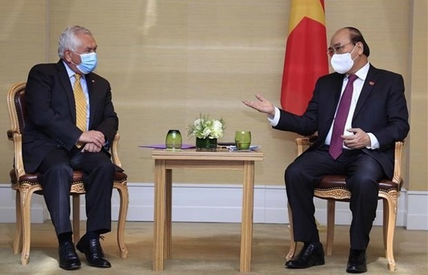 President Nguyen Xuan Phuc (R) receives Chilean Minister of Health Oscar Enrique Paris Mancilla. (Photo: VNA)