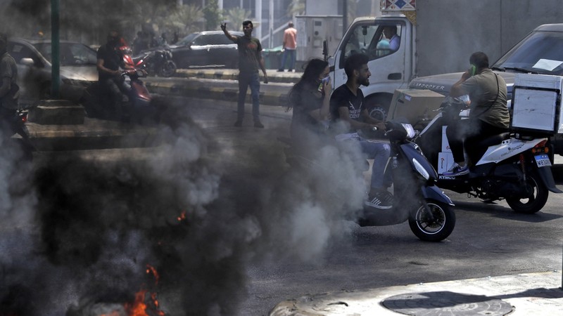 Lebanese demonstrators on June 17 block streets in Beirut with burning tires to protest against the deteriorating economic situation. (Photo: AFP/VNA)