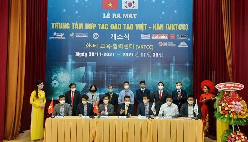 The signing ceremony of cooperation agreement between members of the Vietnam - Korea Training Cooperation Centre.