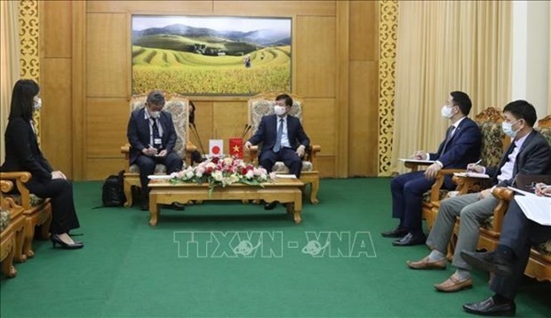 Vice Chairman of the Yen Bai People’s Committee Ngo Hanh Phuc (R) receives the JICA delegation (Photo: VNA)