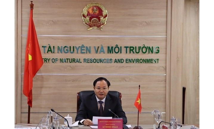 Deputy Minister of Natural Resources and Environment Le Minh Ngan speaks at the forum. (Photo: baotainguyenmoitruong.vn)