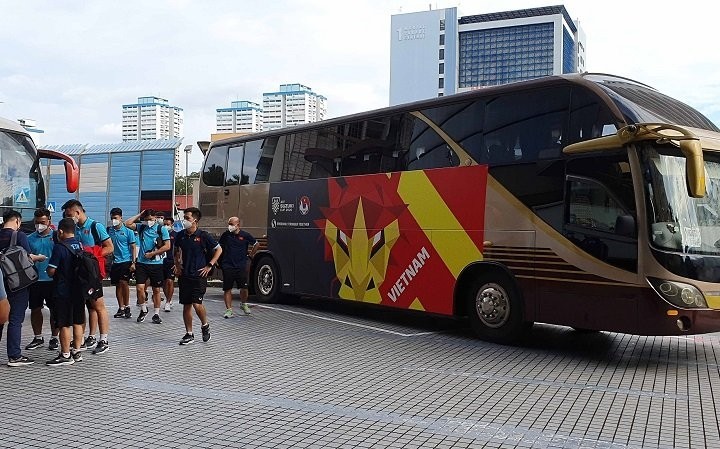 A bus is arranged specifically to carry the Vietnamese team during their stay in Singapore. (Photo: VFF)