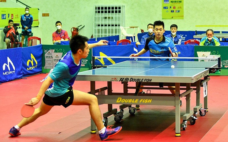 A match in the finals of the men’s team event between Nguyen Duc Tuan of Long Hai-Hai Duong 1 and Le Dinh Duc of Hanoi T&T 1 (right). (Photo: Duy Linh)