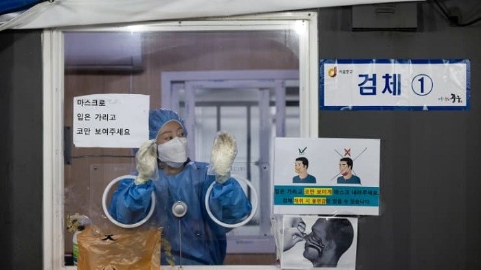 A healthcare worker prepares to administer a Covid-19 test at a temporary testing site outside Seoul Station in Seoul, the Republic of Korea, on Tuesday, Nov. 30, 2021. (Photo: Getty Images)
