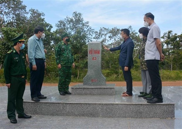 Officials from the Ministry of Foreign Affairs check Border Marker No. 43 in Dak Lak province. (Photo: VNA)