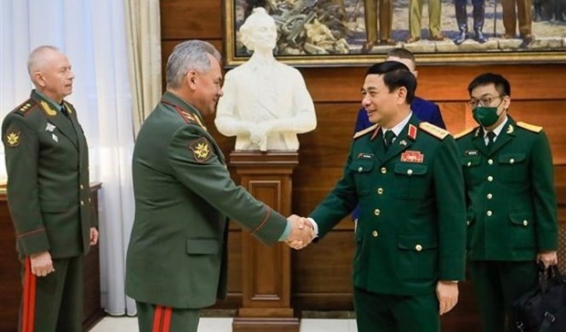 Minister of National Defence Gen. Phan Van Giang (R) and Russian counterpart Sergei Shoigu (Photo: VNA)