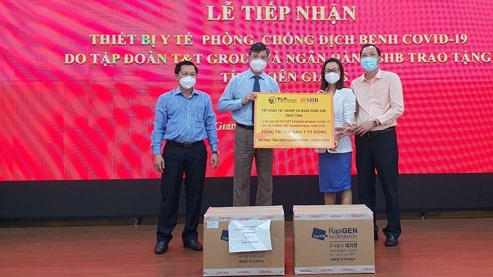 At the hand-over ceremony of medical equipment to Kien Giang province (Photo: NDO/Viet Tien)