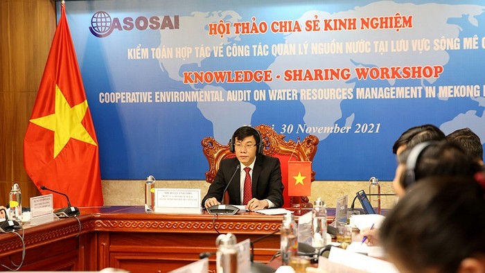 Deputy Auditor General of Vietnam Doan Anh Tho chairs the webinar. (Photo: sav.gov.vn)