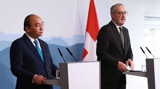 President Nguyen Xuan Phuc (L) and his Swiss counterpart Guy Parmelin co-chair a press conference after their talks on November 26. (Photo: VNA)