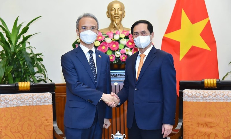 Foreign Minister Bui Thanh Son (R) and RoK Deputy Foreign Minister Yeo Seung-bae (Photo: VNA)