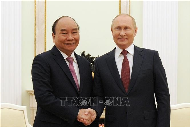 President Nguyen Xuan Phuc (left) shakes hands with Russian President Vladimir Putin. (Photo: VNA)