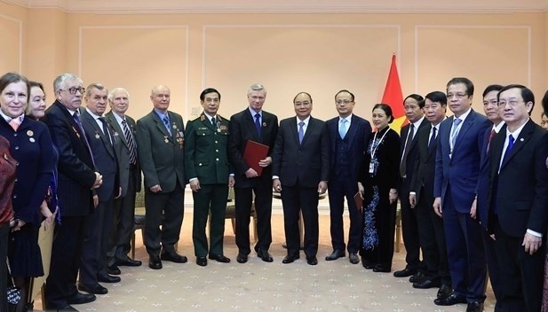  President Nguyen Xuan Phuc meets representatives of the Russia-Vietnam Friendship Association and the Association of Russian Veterans in Vietnam on December 2 . (Photo: VNA)