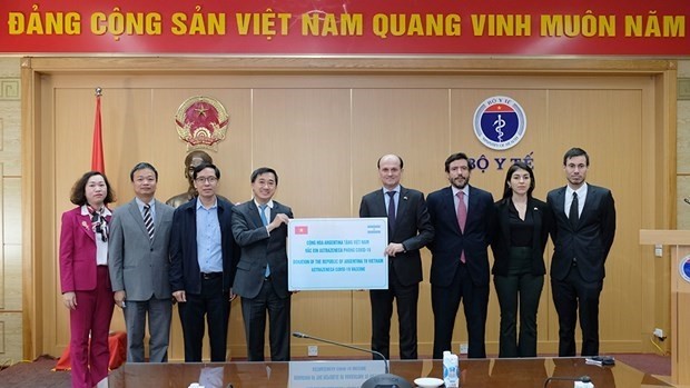 Deputy Minister of Health Tran Van Thuan (fourth from left) and Argentinean Ambassador to Vietnam Luis Pablo Maria Beltramino (fourth from right) at the handover ceremony. (Photo: suckhoedoisong.vn)