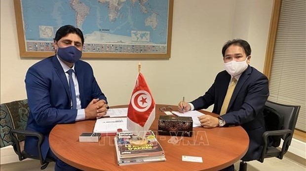 Vietnam’s Trade Counsellor in Algeria and Tunisia Hoang Duc Nhuan (R) meets Ghazi Yacoub, Director of Market Development, Export Promotion Centre of Tunisia (Photo: VNA)