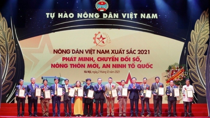 63 Vietnamese outstanding farmers in 2021 honoured at the ceremony (Photo: danviet.vn)