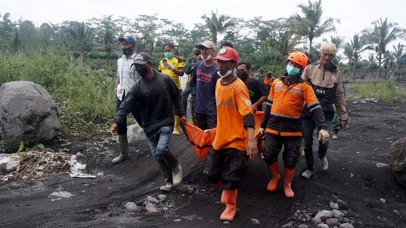 Heavy rains have hindered the rescue operations after the eruption of Mount Semeru in Indonesia. (Photo: Xinhua/VNA)