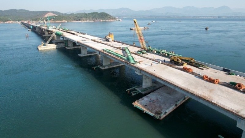 Van Tien Bridge is the longest bridge on the Van Don – Mong Cai Expressway in Quang Ninh Province.