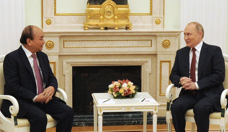 President Nguyen Xuan Phuc holds talks with Russian President Vladimir Putin. (Photo: VNA)