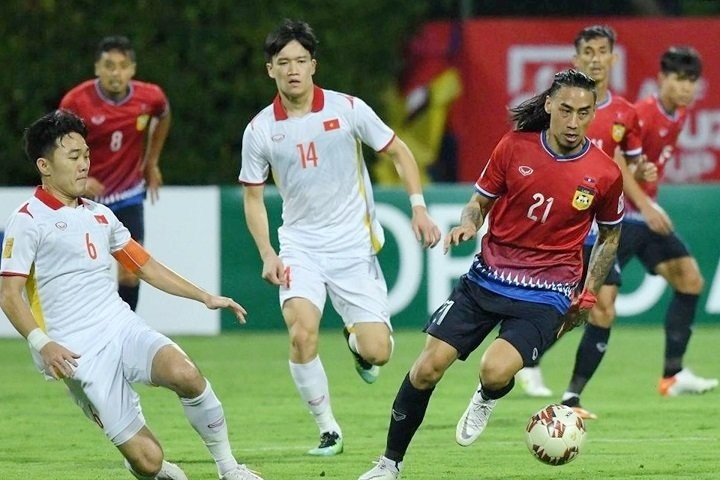 Vietnam (in white) play a dominant game against Laos. (Photo: VNA)
