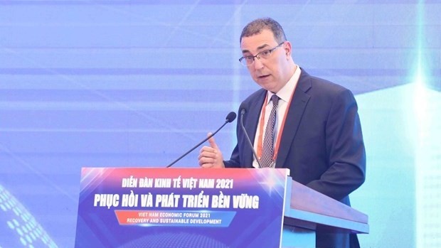 IMF Regional Resident Representative Francois Painchaud addresses the Vietnam Economic Forum in Hanoi on December 5 (Photo: VNA)